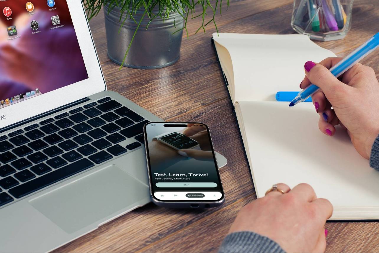 The simulator's initial screen on the app, and a person prepared to take notes, showcasing a smooth and intuitive setup process